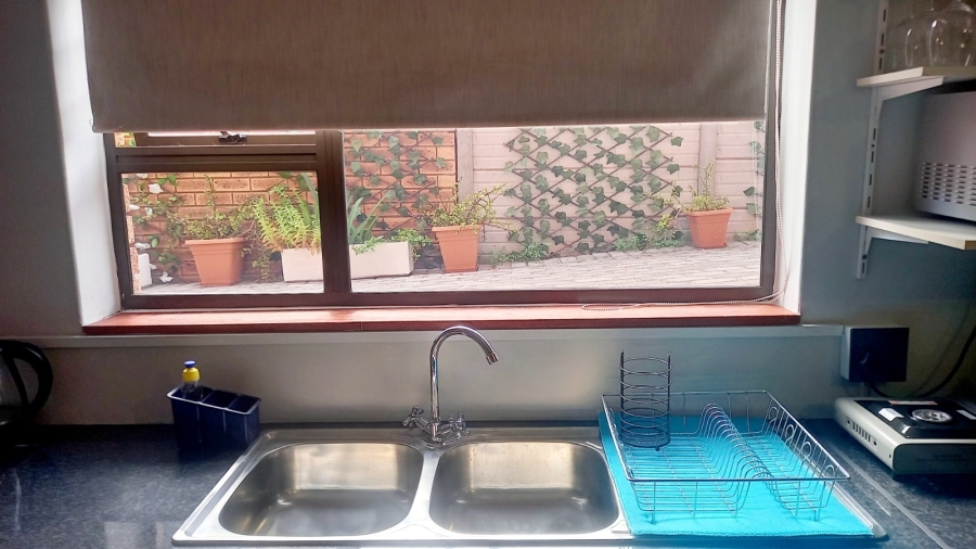To Let 1 Bedroom Property for Rent in Middedorp Western Cape